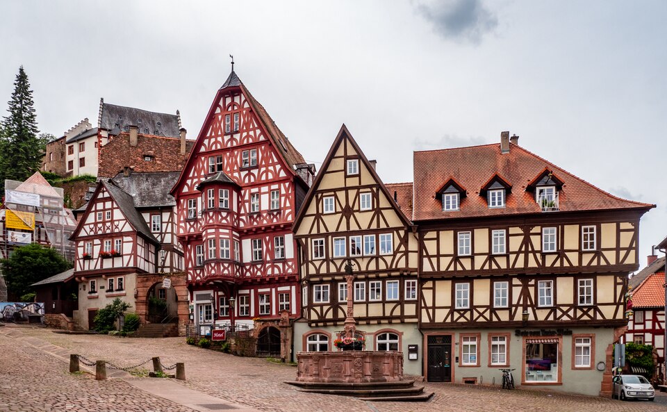 Umzug von Miltenberg nach Zypern per Container: Marktplatz Miltenberg – Foto: chrisaliv, CC BY-SA 4.0, via Wikimedia Commons Umzug von Miltenberg nach Zypern per Container: Marktplatz Miltenberg