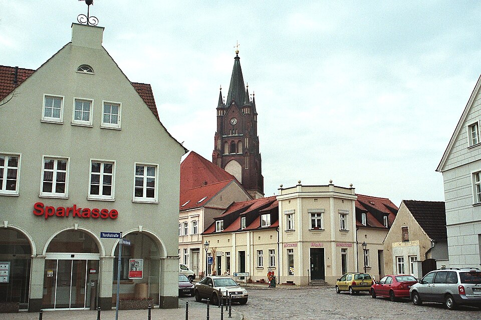 Umzug von Mittenwalde nach Zypern per Container: Mittenwalde (Mark), der Stadthausplatz – Foto: Dguendel, CC BY 4.0, via Wikimedia Commons Umzug von Mittenwalde nach Zypern per Container: Mittenwalde (Mark), der Stadthausplatz