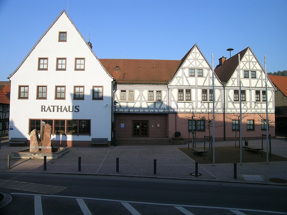 Umzug von Mömlingen nach Zypern per Container: Mömlingen Rathaus – Foto: Salino01, Public domain, via Wikimedia Commons Umzug von Mömlingen nach Zypern per Container: Mömlingen Rathaus