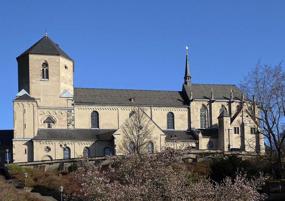 Umzug von Mönchengladbach nach Zypern per Container: Mönchengladbach Münster St. Vitus – Foto: File:Mönchengladbach Münster St. Vitus (04).jpg: Chris06\nderivative work: Zinnmann, CC BY-SA 4.0, via Wi Umzug von Mönchengladbach nach Zypern per Container: Mönchengladbach Münster St. Vitus