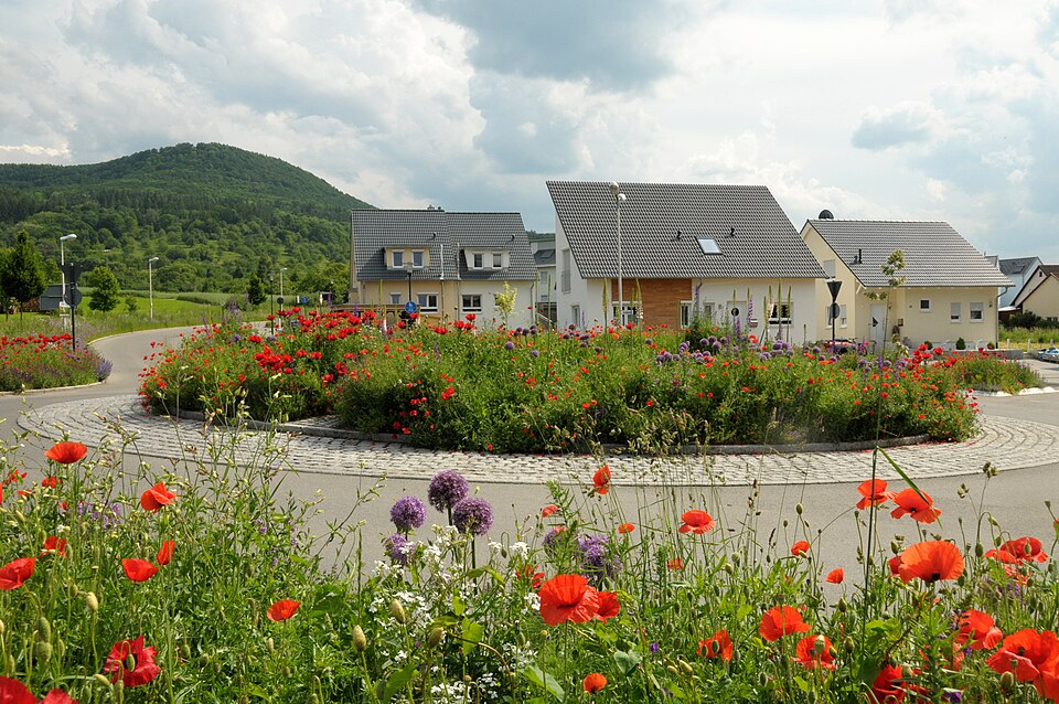 Umzug von Mössingen nach Zypern per Palette: Kreisverkehr der Blumenstadt Mössingen – Foto: UnreifeKirsche, CC BY-SA 3.0, via Wikimedia Commons Umzug von Mössingen nach Zypern per Palette: Kreisverkehr der Blumenstadt Mössingen