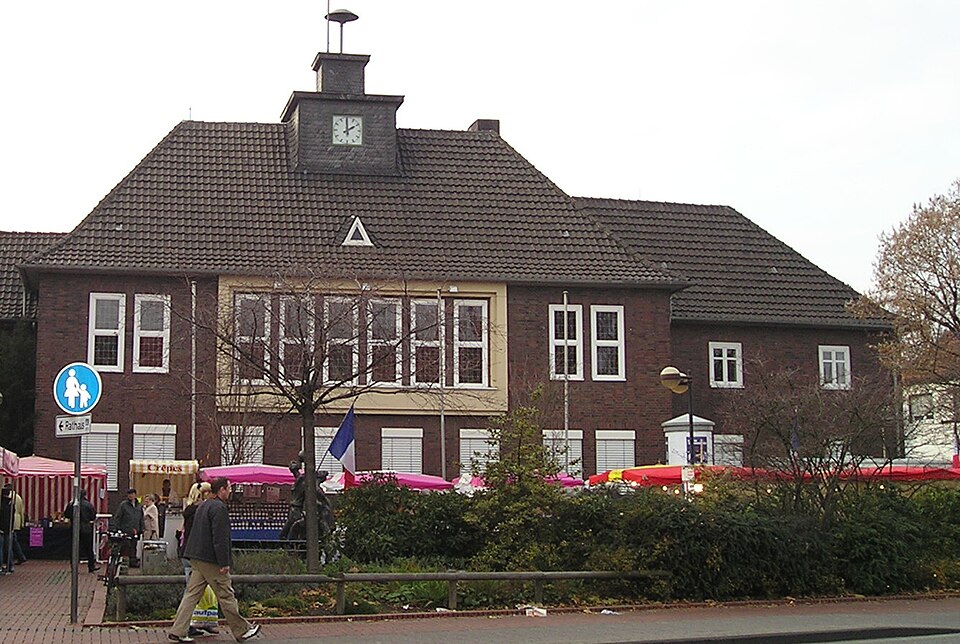 Umzug von Monheim am Rhein nach Zypern per Container: Town hall Monheim am Rhein – Foto: Noebse, CC BY-SA 3.0, via Wikimedia Commons Umzug von Monheim am Rhein nach Zypern per Container: Town hall Monheim am Rhein