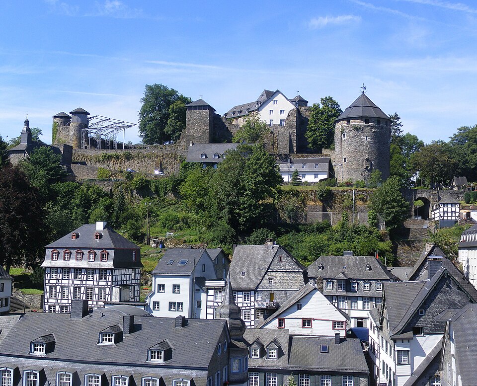 Umzug von Monschau nach Zypern per Container: Burg Monschau – Foto: Steffen Heinz Caronna, CC BY 3.0, via Wikimedia Commons Umzug von Monschau nach Zypern per Container: Burg Monschau