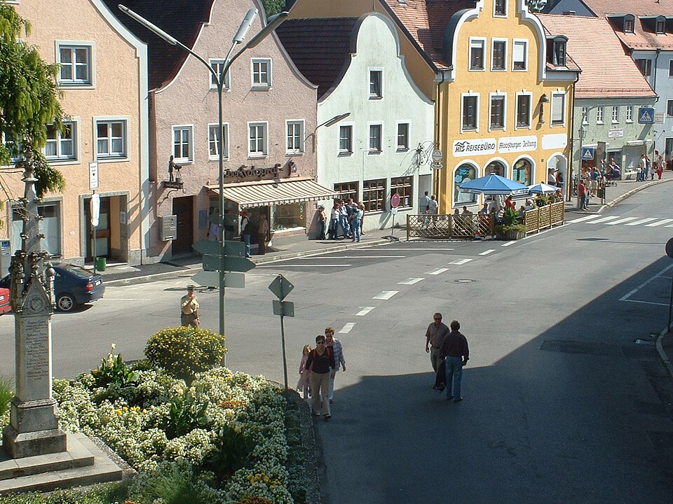 Umzug von Moosburg an der Isar nach Zypern per Container: Auf dem Gries in Moosburg an der Isar – Foto: Björn Laczay from Moosburg, Germany, CC BY 2.0, via Wikimedia Commons Umzug von Moosburg an der Isar nach Zypern per Container: Auf dem Gries in Moosburg an der Isar