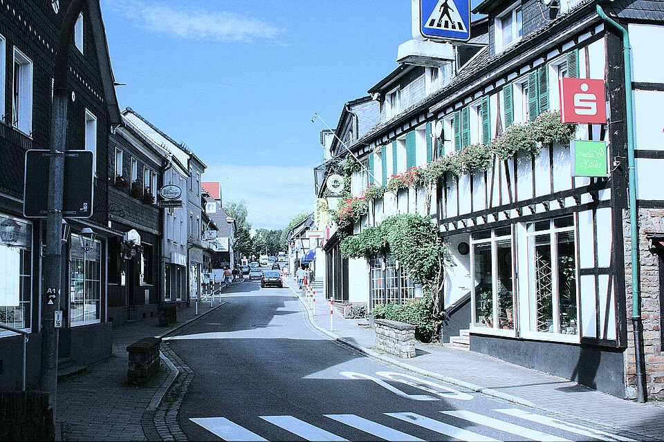 Umzug von Much nach Zypern per Palette: Much Hauptstrasse – Foto: The original uploader was Olbertz at German Wikipedia.\n\n(Original text: Olbertz), CC BY-SA 3.0, via Wikimedia Commons Umzug von Much nach Zypern per Palette: Much Hauptstrasse