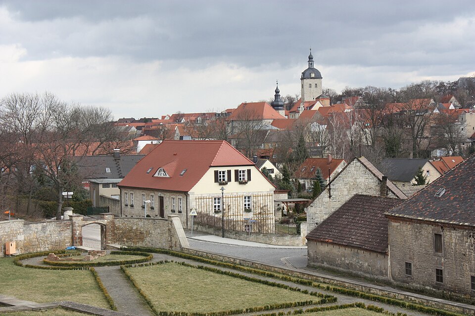 Umzug von Mücheln nach Zypern per Container: Mücheln (Geiseltal), view from the baroque garden to the town – Foto: Dguendel, CC BY 3.0, via Wikimedia Commons Umzug von Mücheln nach Zypern per Container: Mücheln (Geiseltal), view from the baroque garden to the town
