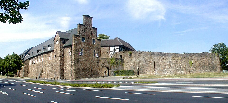 Umzug von Mülheim an der Ruhr nach Zypern per Palette: Schloss Broich in Mülheim an der Ruhr
