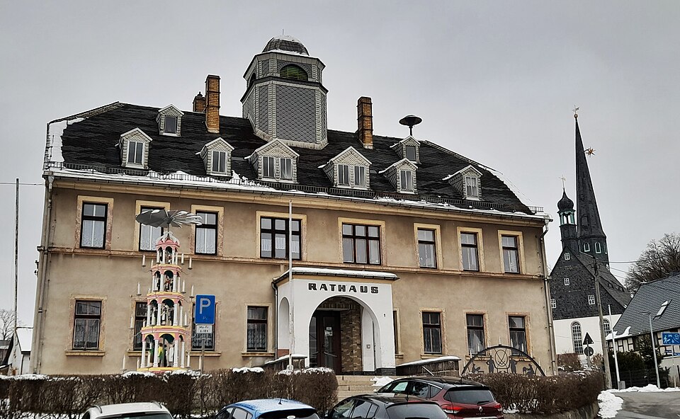 Umzug von Mülsen nach Zypern per Container: Rathaus Mülsen St. Niclas – Foto: Aagnverglaser, CC BY 4.0, via Wikimedia Commons Umzug von Mülsen nach Zypern per Container: Rathaus Mülsen St. Niclas