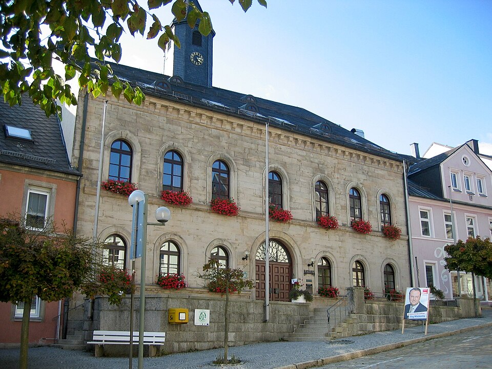 Umzug von Münchberg nach Zypern per Container: Rathaus von Münchberg – Foto: Mamello, CC BY 3.0, via Wikimedia Commons Umzug von Münchberg nach Zypern per Container: Rathaus von Münchberg