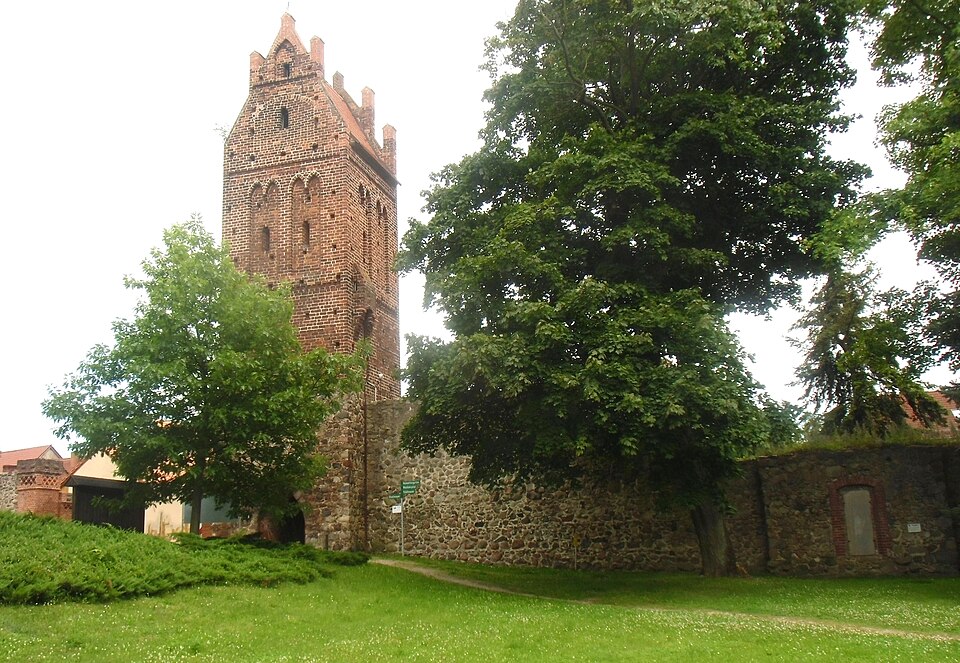 Umzug von Müncheberg nach Zypern per Container: Müncheberg Stadtmauer mit Berliner Torturm – Foto: Kvikk, CC BY-SA 3.0, via Wikimedia Commons Umzug von Müncheberg nach Zypern per Container: Müncheberg Stadtmauer mit Berliner Torturm