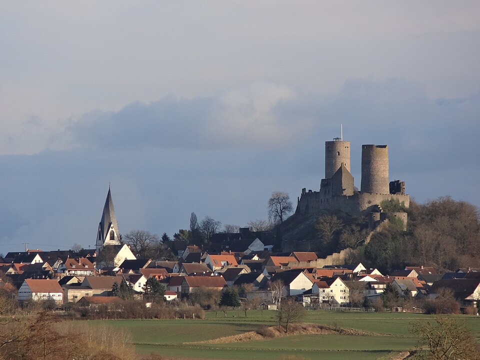 Umzug von Münzenberg nach Zypern per Container: Burg Münzenberg – Foto: Cherubino, CC BY-SA 4.0, via Wikimedia Commons Umzug von Münzenberg nach Zypern per Container: Burg Münzenberg