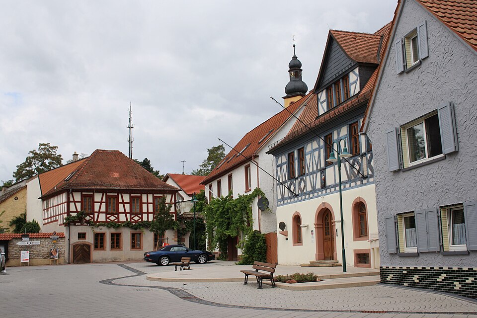 Umzug von Nackenheim nach Zypern per Container: Carl-Zuckmayer-Platz in Nierstein in Nackenheim – Foto: paddy (Patrick-Emil Zörner), CC BY-SA 3.0, via Wikimedia Commons Umzug von Nackenheim nach Zypern per Container: Carl-Zuckmayer-Platz in Nierstein in Nackenheim