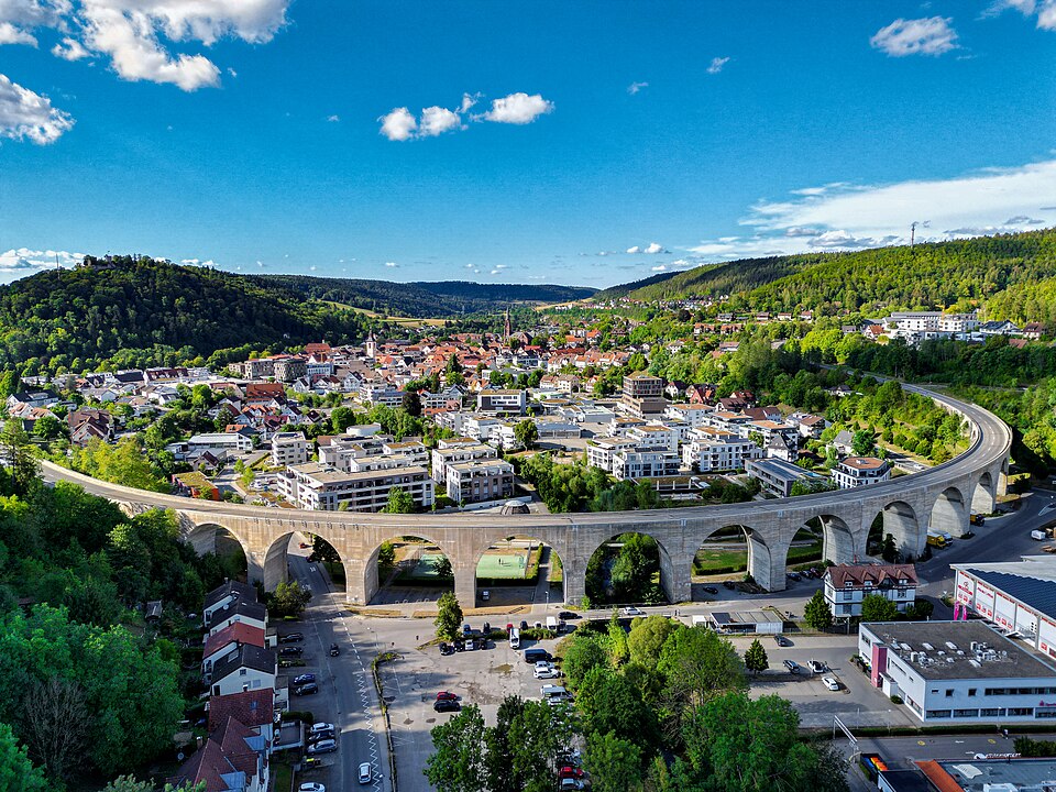 Umzug von Nagold nach Zypern per Container: Nagolder Viadukt – Foto: GillyBerlin, CC BY 2.0, via Wikimedia Commons Umzug von Nagold nach Zypern per Container: Nagolder Viadukt