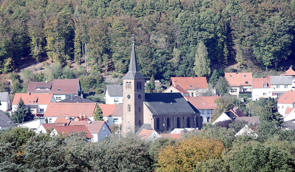 Umzug von Namborn nach Zypern per Container: Hofeld Schlossberg in Namborn – Foto: Speifensender, CC BY-SA 3.0, via Wikimedia Commons Umzug von Namborn nach Zypern per Container: Hofeld Schlossberg in Namborn