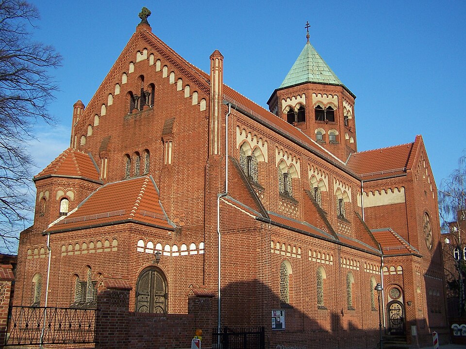 Umzug von Nauen nach Zypern per Container: Nauen Katholische Kirche – Foto: X-Weinzar, CC BY 2.5, via Wikimedia Commons Umzug von Nauen nach Zypern per Container: Nauen Katholische Kirche