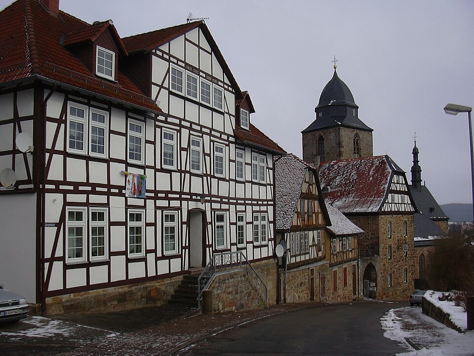 Umzug von Naumburg (Hessen) nach Zypern per Container: Naumburg Fachwerkstraße in Naumburg (Hessen) – Foto: Wikimedia-Autor, CC BY-SA 3.0, via Wikimedia Commons Umzug von Naumburg (Hessen) nach Zypern per Container: Naumburg Fachwerkstraße in Naumburg (Hessen)