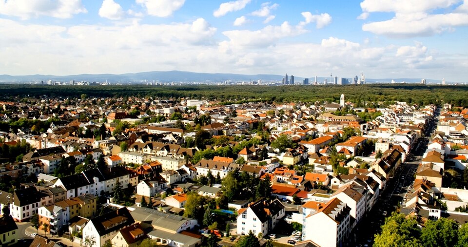 Umzug von Neu-Isenburg nach Zypern per Container: Aerial photo of Neu-Isenburg suburban neighborhood