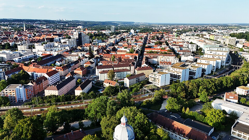 Umzug von Neu-Ulm nach Zypern per Container: Aerial view of Neu-Ulm – Foto: -stk, CC BY-SA 4.0, via Wikimedia Commons Umzug von Neu-Ulm nach Zypern per Container: Aerial view of Neu-Ulm