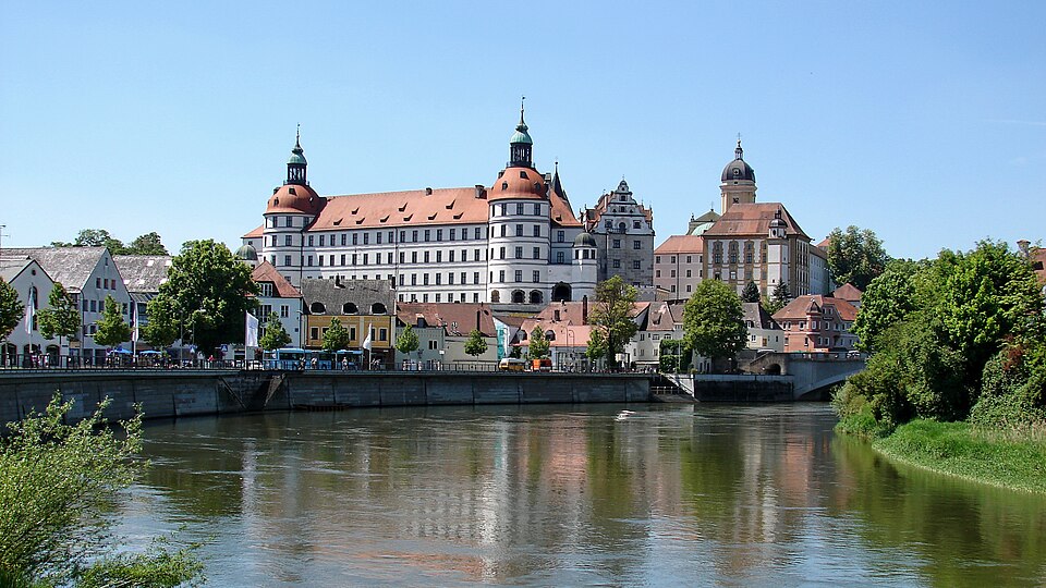 Umzug von Neuburg an der Donau nach Zypern per Container: Schloss Neuburg a.d. Donau in Neuburg an der Donau