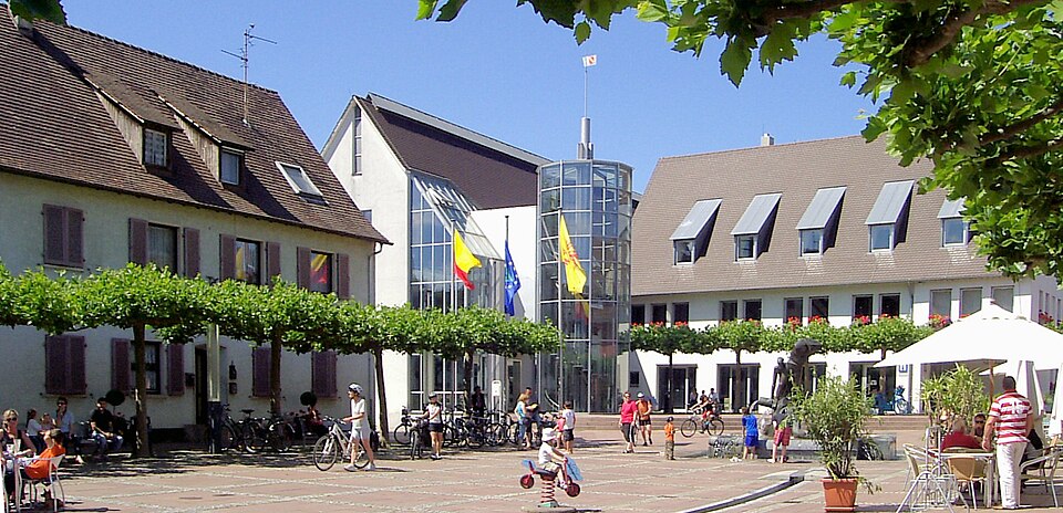Umzug von Neuenburg am Rhein nach Zypern per Palette: Neuenburg am Rhein, Rathausplatz – Foto: Rauenstein, CC BY-SA 3.0, via Wikimedia Commons Umzug von Neuenburg am Rhein nach Zypern per Palette: Neuenburg am Rhein, Rathausplatz