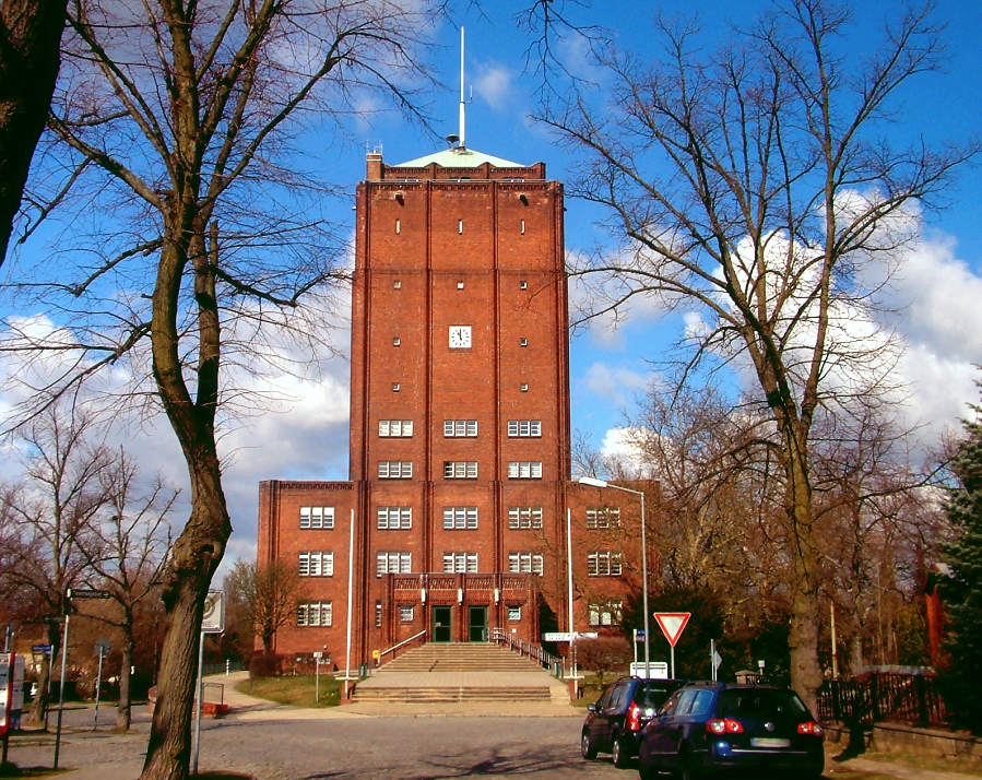 Umzug von Neuenhagen nach Zypern per Container: Rathaus Nhg in Neuenhagen – Foto: Gradivo, CC BY-SA 3.0, via Wikimedia Commons Umzug von Neuenhagen nach Zypern per Container: Rathaus Nhg in Neuenhagen