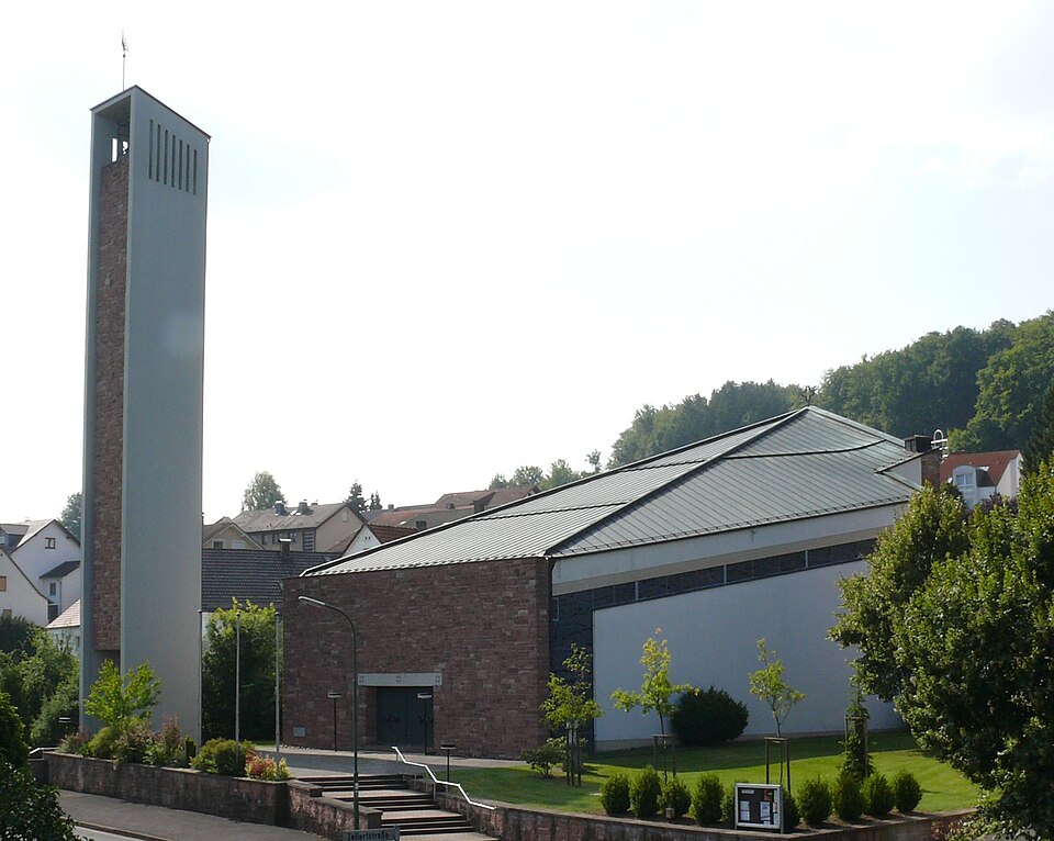 Umzug von Neuhof nach Zypern per Container: Kath. Pfarrkirche St. Laurentius, Neuhof, Giesel – Foto: Onurb, Public domain, via Wikimedia Commons Umzug von Neuhof nach Zypern per Container: Kath. Pfarrkirche St. Laurentius, Neuhof, Giesel