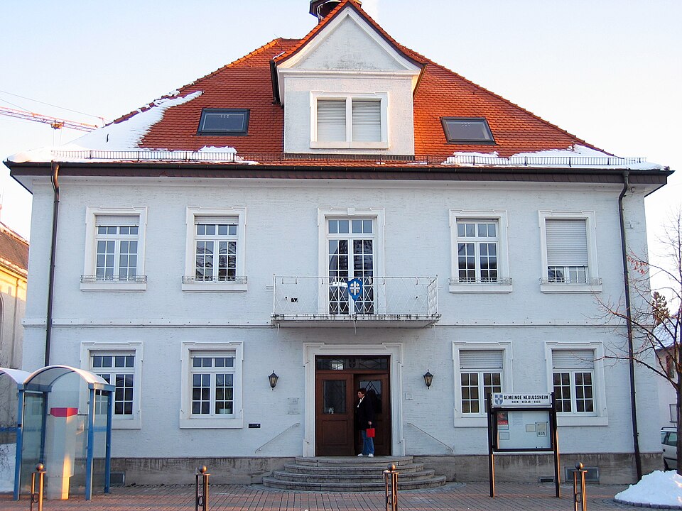 Umzug von Neulußheim nach Zypern per Container: Neulussheim Rathaus in Neulußheim – Foto: Wikimedia-Autor, CC BY-SA 3.0, via Wikimedia Commons Umzug von Neulußheim nach Zypern per Container: Neulussheim Rathaus in Neulußheim