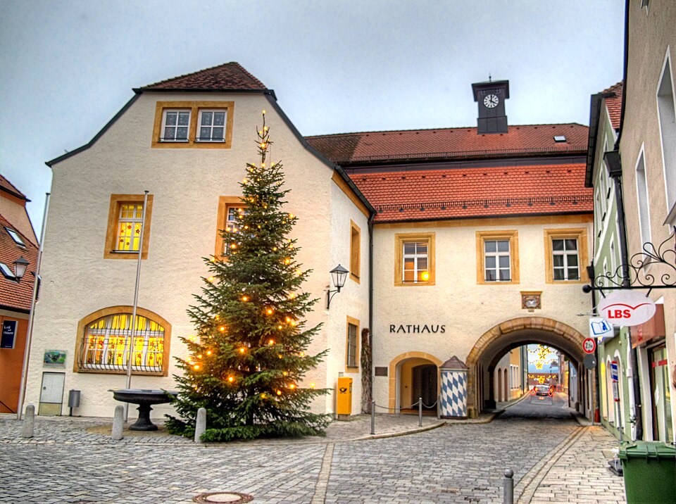 Umzug von Neunburg vorm Wald nach Zypern per Container: Neunburg vorm Wald Rathaus – Foto: Richard Huber, CC BY-SA 3.0, via Wikimedia Commons Umzug von Neunburg vorm Wald nach Zypern per Container: Neunburg vorm Wald Rathaus
