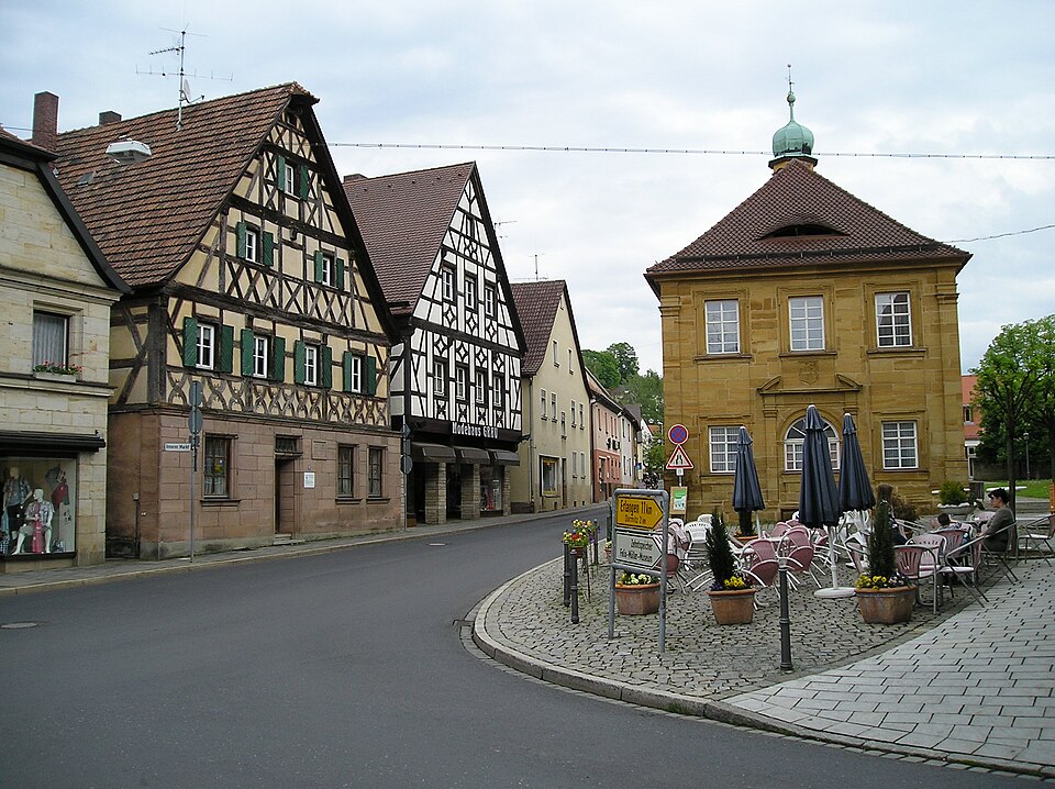 Umzug von Neunkirchen am Brand nach Zypern per Container: Neunkirchena Brand Kirchplatz in Neunkirchen am Brand – Foto: Daniel Arnold, CC BY-SA 3.0, via Wikimedia Commons Umzug von Neunkirchen am Brand nach Zypern per Container: Neunkirchena Brand Kirchplatz in Neunkirchen am Brand