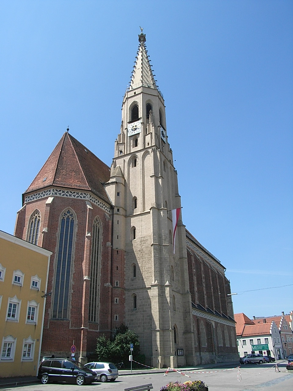 Umzug von Neuötting nach Zypern per Container: Pfarrkirche Neuötting – Foto: Konrad Lackerbeck, CC BY 3.0, via Wikimedia Commons Umzug von Neuötting nach Zypern per Container: Pfarrkirche Neuötting