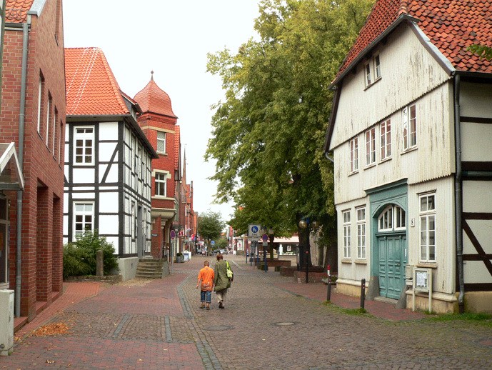 Umzug von Neustadt am Rübenberge nach Zypern per Container: Neustadt Fußgängerzone in Neustadt am Rübenberge – Foto: AxelHH at German Wikipedia, Public domain, via Wikimedia Commons Umzug von Neustadt am Rübenberge nach Zypern per Container: Neustadt Fußgängerzone in Neustadt am Rübenberge