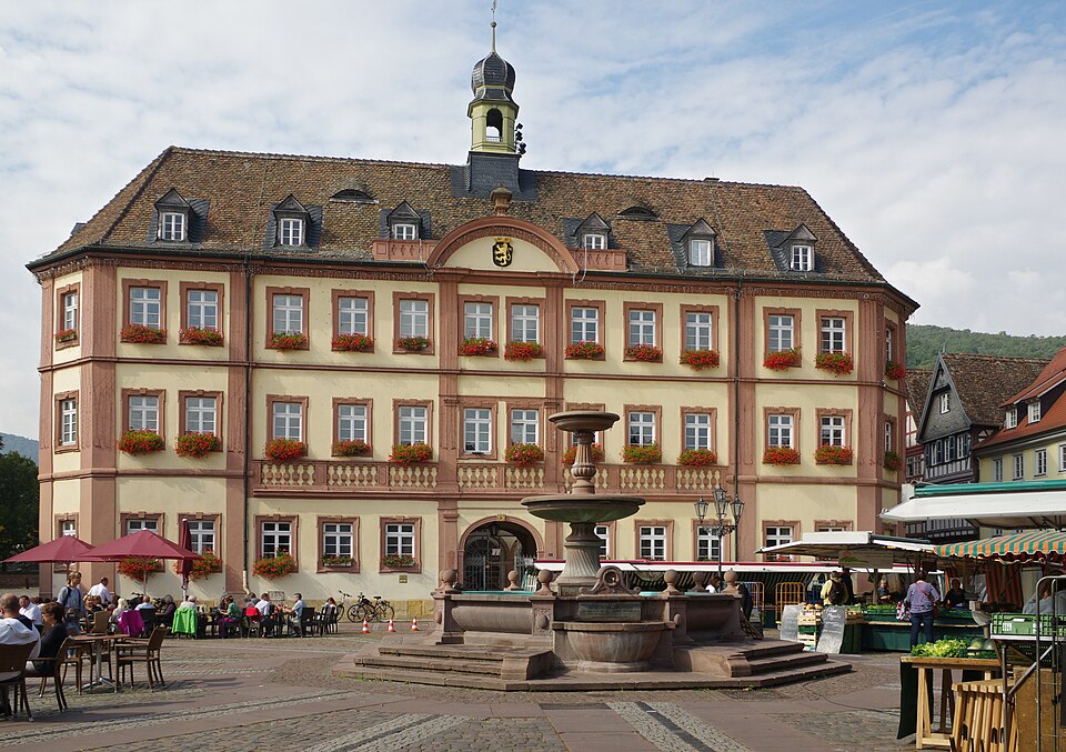 Umzug von Neustadt an der Weinstraße nach Zypern per Container: Neustadt an der Weinstrasse BW in Neustadt an der Weinstraße – Foto: Berthold Werner, CC BY-SA 3.0, via Wikimedia Commons Umzug von Neustadt an der Weinstraße nach Zypern per Container: Neustadt an der Weinstrasse BW in Neustadt an der Weinstraße