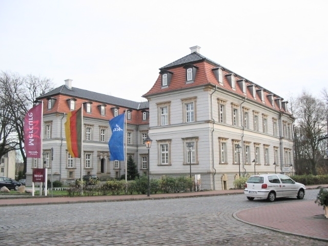 Umzug von Neustadt-Glewe nach Zypern per Container: Schloss Neustadt-Glewe – Foto: Niteshift (talk), Public domain, via Wikimedia Commons Umzug von Neustadt-Glewe nach Zypern per Container: Schloss Neustadt-Glewe