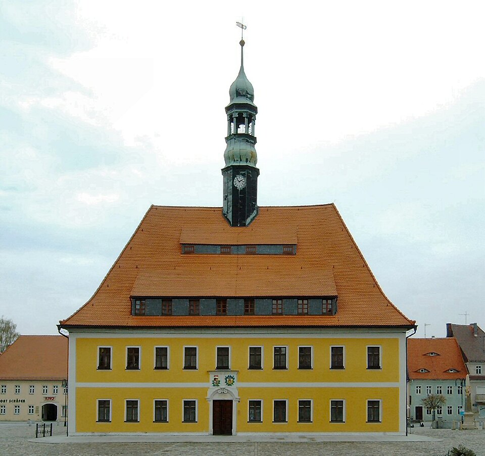 Umzug von Neustadt in Sachsen nach Zypern per Palette: Neustadt Sachsen Rathaus in Neustadt in Sachsen – Foto: The original uploader was Schmidti at German Wikipedia., CC BY-SA 3.0, via Wikimedia Comm Umzug von Neustadt in Sachsen nach Zypern per Palette: Neustadt Sachsen Rathaus in Neustadt in Sachsen