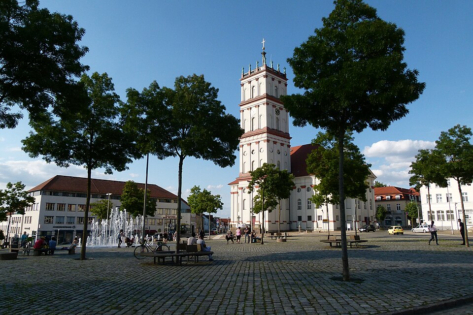 Umzug von Neustrelitz nach Zypern per Container: Neustrelitz-Marktplatz mit Stadtkirche – Foto: Bodow, CC BY-SA 4.0, via Wikimedia Commons Umzug von Neustrelitz nach Zypern per Container: Neustrelitz-Marktplatz mit Stadtkirche