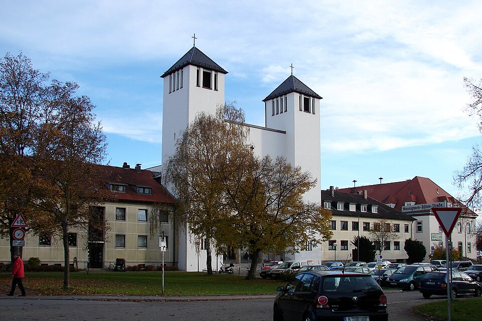 Umzug von Neutraubling nach Zypern per Container: Neutraubling St.-Michaels-Platz – Foto: Helmlechner, CC BY-SA 4.0, via Wikimedia Commons Umzug von Neutraubling nach Zypern per Container: Neutraubling St.-Michaels-Platz