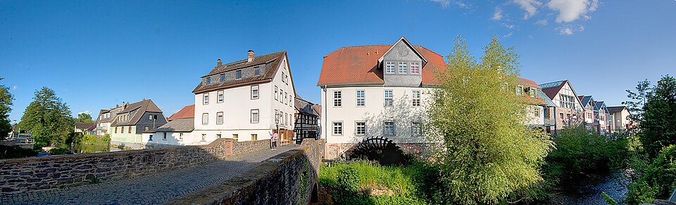 Umzug von Nidda nach Zypern per Container: Nidda Mühle pano – Foto: Sven Teschke, Büdingen, CC BY-SA 3.0 de, via Wikimedia Commons Umzug von Nidda nach Zypern per Container: Nidda Mühle pano