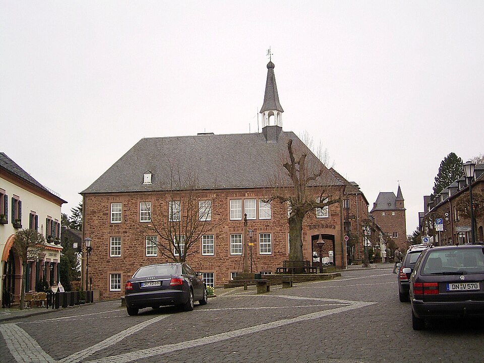 Umzug von Nideggen nach Zypern per Container: Rathaus ies in Nideggen – Foto: Frank Vincentz, CC BY-SA 3.0, via Wikimedia Commons Umzug von Nideggen nach Zypern per Container: Rathaus ies in Nideggen