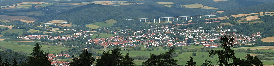 Umzug von Niederaula nach Zypern per Container: Niederaula Panorama haupt – Foto: 2micha, CC BY 3.0, via Wikimedia Commons Umzug von Niederaula nach Zypern per Container: Niederaula Panorama haupt