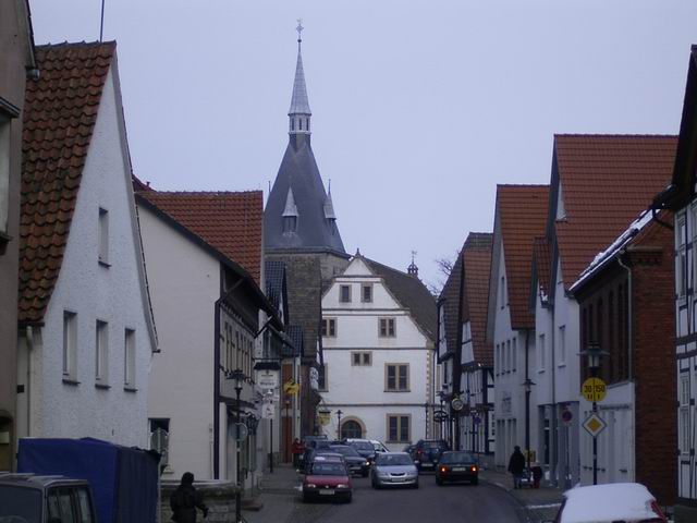 Umzug von Nieheim nach Zypern per Container: Nieheim Rathaus Kirche – Foto: User GodOfGTA, Attribution, via Wikimedia Commons Umzug von Nieheim nach Zypern per Container: Nieheim Rathaus Kirche