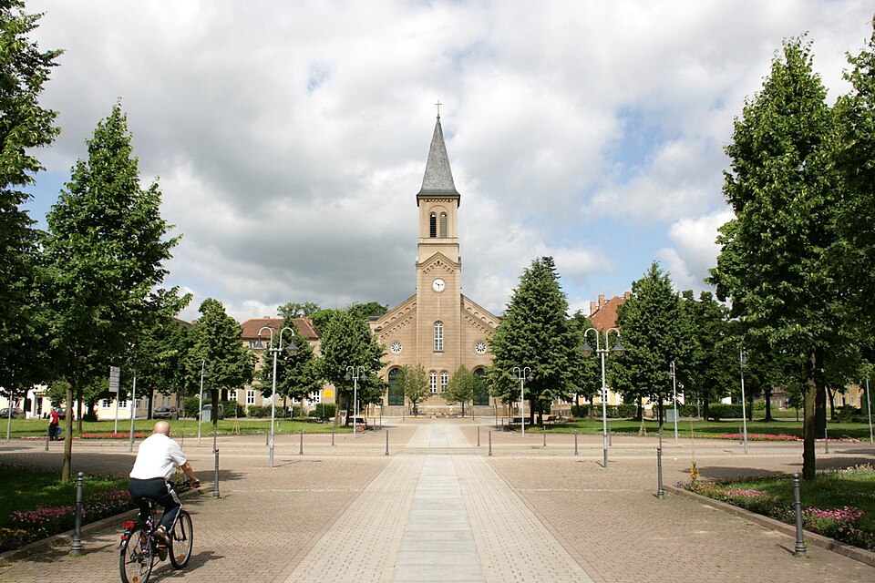 Umzug von Niesky nach Zypern per Palette: Zinzendorfplatz, Kirche Brüdergemeinde ex ies in Niesky – Foto: Frank Vincentz, CC BY-SA 3.0, via Wikimedia Commons Umzug von Niesky nach Zypern per Palette: Zinzendorfplatz, Kirche Brüdergemeinde ex ies in Niesky