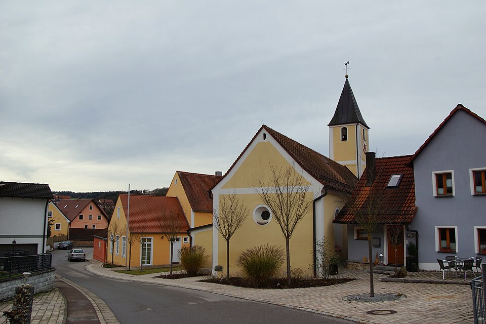 Umzug von Nittendorf nach Zypern per Container: St Johannes Baptist, in Nittendorf – Foto: DALIBRI, CC BY-SA 4.0, via Wikimedia Commons Umzug von Nittendorf nach Zypern per Container: St Johannes Baptist, in Nittendorf