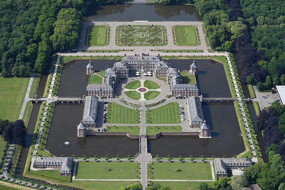 Umzug von Nordkirchen nach Zypern per Palette: Aerial image of Schloss Nordkirchen (view from the southeast) – Foto: Carsten Steger, CC BY-SA 4.0, via Wikimedia Commons Umzug von Nordkirchen nach Zypern per Palette: Aerial image of Schloss Nordkirchen (view from the southeast)