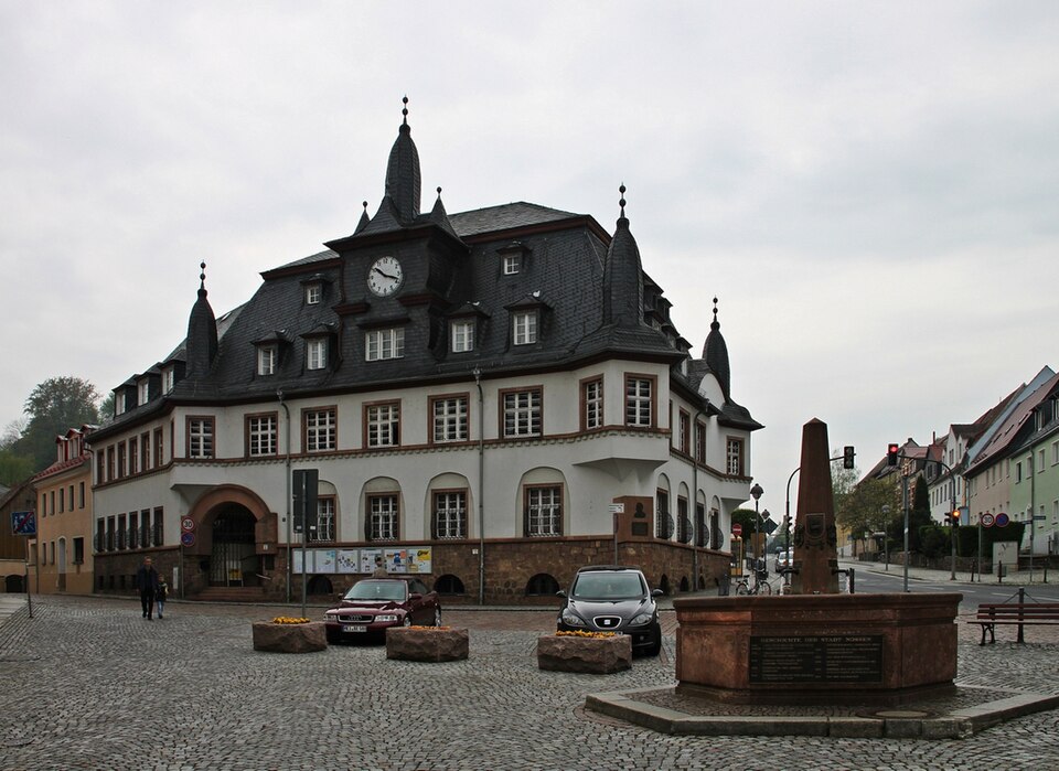 Umzug von Nossen nach Zypern per Container: Nossen Rathaus – Foto: Norbert Kaiser, CC BY-SA 3.0, via Wikimedia Commons Umzug von Nossen nach Zypern per Container: Nossen Rathaus
