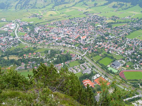 Umzug von Oberammergau nach Zypern per Container: Stadtansicht Oberammergau – Foto: Wikimedia-Autor, CC BY-SA 3.0, via Wikimedia Commons Umzug von Oberammergau nach Zypern per Container: Stadtansicht Oberammergau