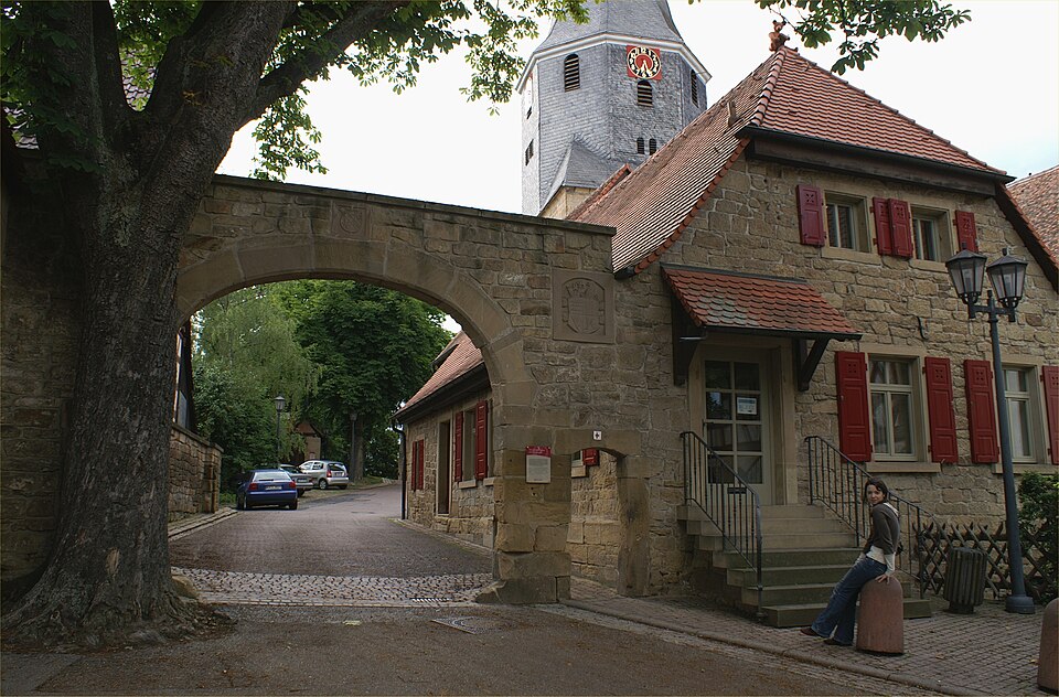 Umzug von Oberderdingen nach Zypern per Container: Oberderdingen Torwächterhaus – Foto: Eugen Lehle, CC BY-SA 3.0, via Wikimedia Commons Umzug von Oberderdingen nach Zypern per Container: Oberderdingen Torwächterhaus