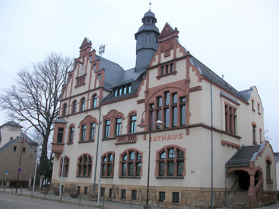 Umzug von Oberlungwitz nach Zypern per Container: Rathaus Oberlungwitz – Foto: Aagnverglaser, CC BY-SA 4.0, via Wikimedia Commons Umzug von Oberlungwitz nach Zypern per Container: Rathaus Oberlungwitz