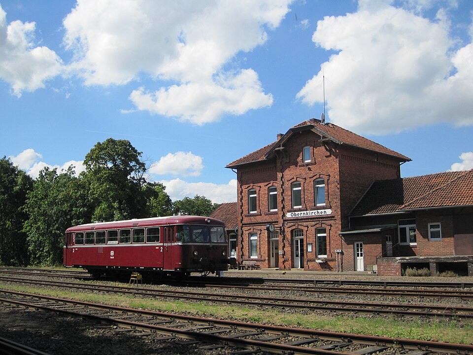 Umzug von Obernkirchen nach Zypern per Container: Bahnhof Obernkirchen – Foto: Stefan Flöper, CC BY-SA 4.0, via Wikimedia Commons Umzug von Obernkirchen nach Zypern per Container: Bahnhof Obernkirchen