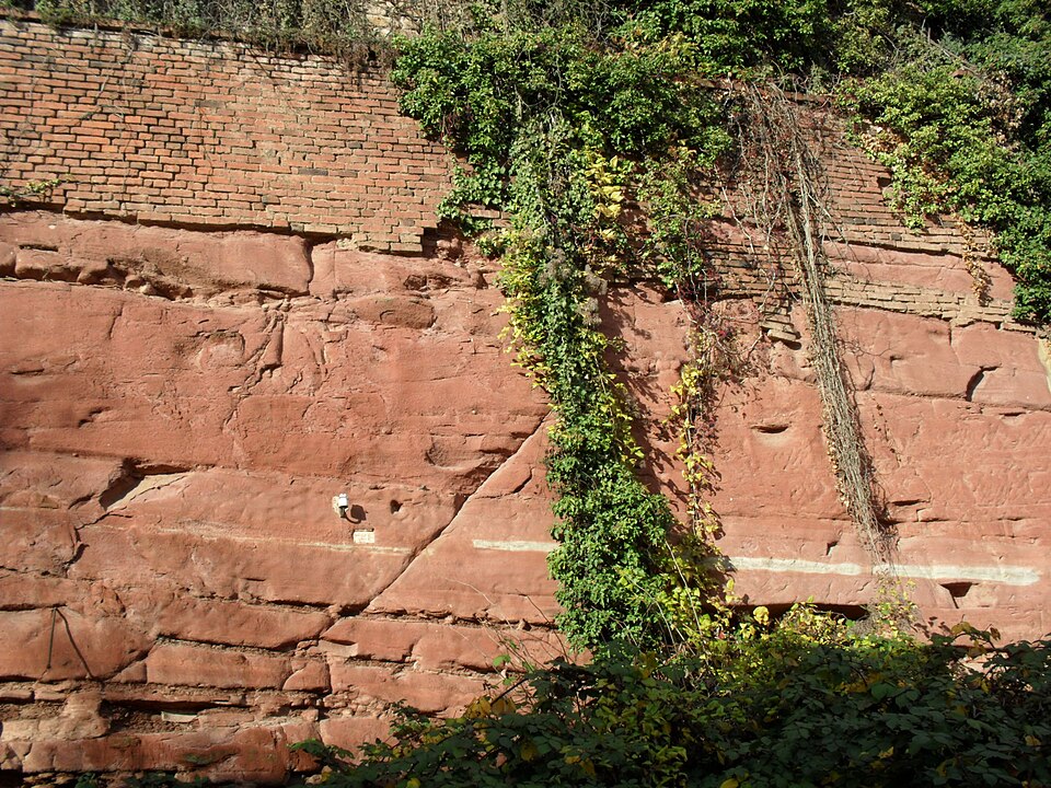 Umzug von Oberthal nach Zypern per Container: Roter Sandstein des Perms in Bad Kreuznach in Oberthal – Foto: Jo Weber, CC BY-SA 3.0, via Wikimedia Commons Umzug von Oberthal nach Zypern per Container: Roter Sandstein des Perms in Bad Kreuznach in Oberthal