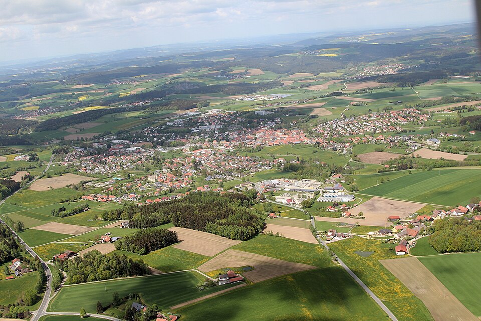 Umzug von Oberviechtach nach Zypern per Container: Oberviechtach Mai – Foto: Alois Köppl, Gleiritsch, CC BY 4.0, via Wikimedia Commons Umzug von Oberviechtach nach Zypern per Container: Oberviechtach Mai
